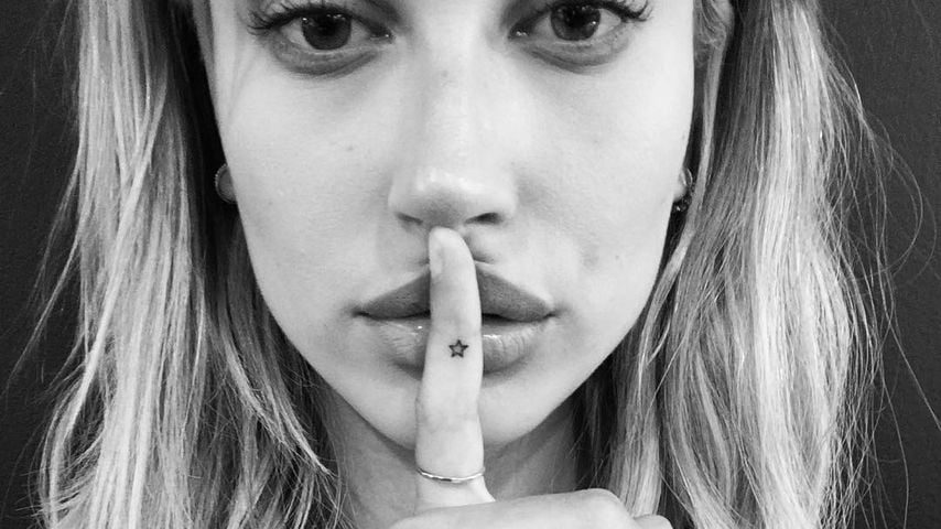 Hailey Bieber mit ihrem Sterntattoo im August 2016