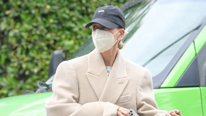 Model Hailey Bieber im lässigen Sportoutfit