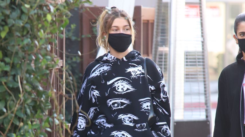 Hailey Bieber zieht mit Billie-Eilish-Jogger Blicke auf sich