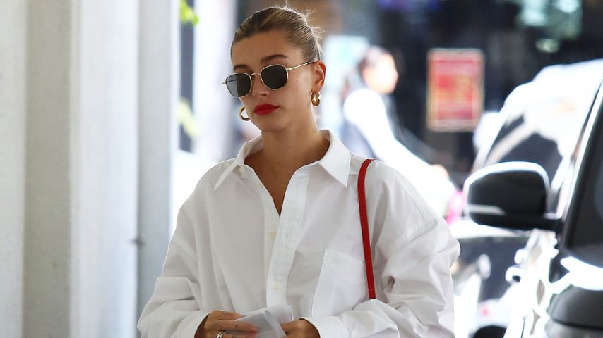 Klassisch-lässig: Hailey Bieber im weißen Oversize-Hemd