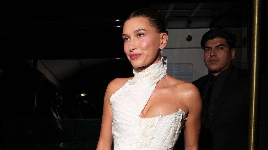 Hailey Bieber bei der Saint Laurent Met-Gala-Afterparty im People’s Bar, New York, 4. Mai 2026