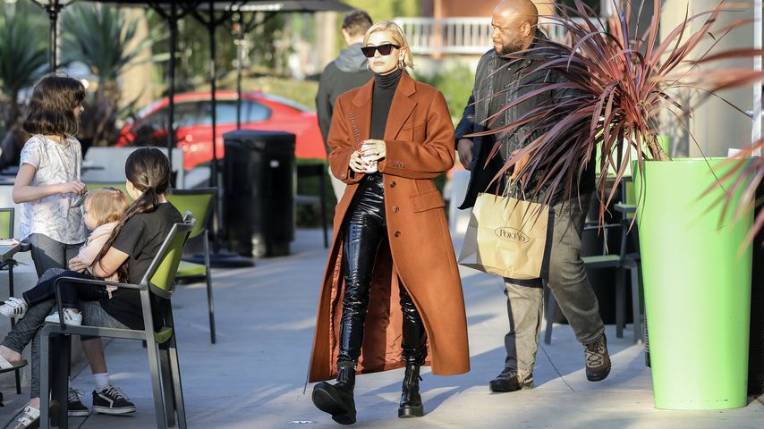 XXL-Mantel: Hailey Bieber schlendert stylish durch Hollywood