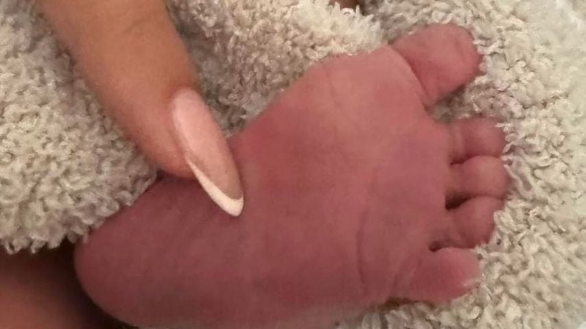 Hailey Bieber mit dem Fuß von Baby Jack Blues