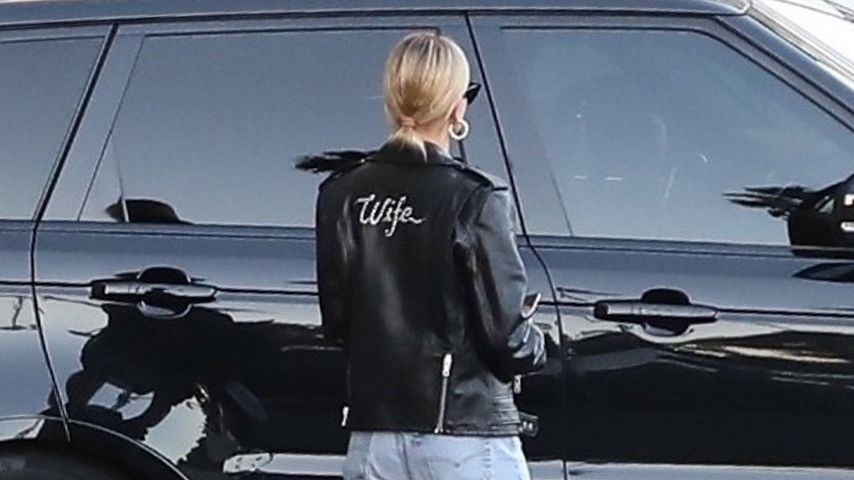 Hailey Bieber mit "Ehefrau"-Jacke