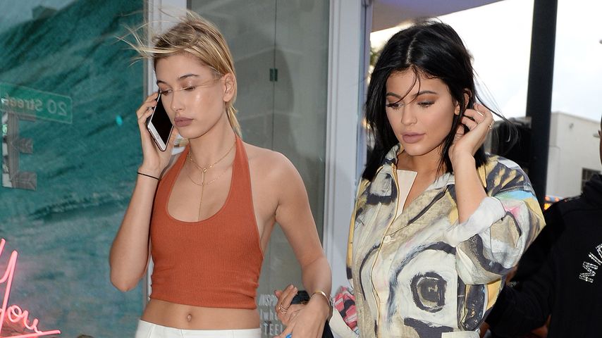 Hailey Bieber mit Kylie Jenner, 2015