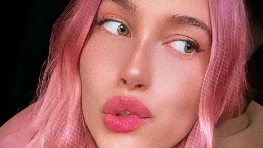 Hailey Bieber mit pinkfarbenen Haaren