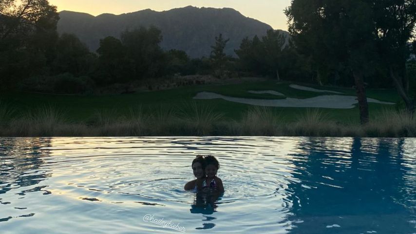 Süß! Kylies Tochter Stormi schwimmt mit Model Hailey Bieber