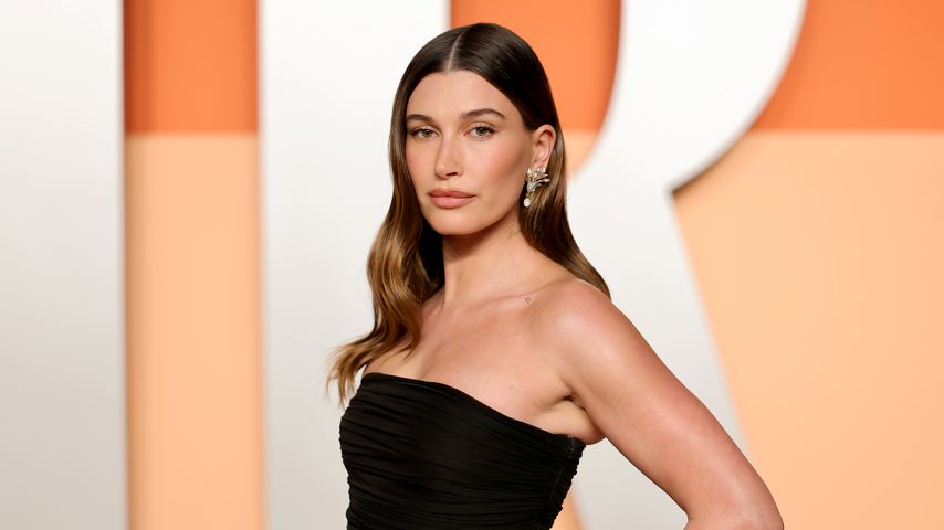 Hailey Bieber posiert auf der Vanity Fair Oscar-Party im März 2025
