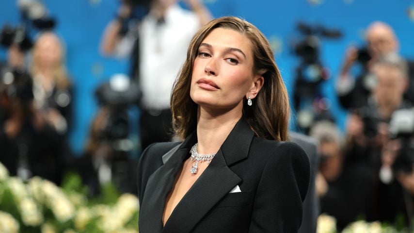 Hailey Bieber posiert auf der Met Gala 2025 in New York