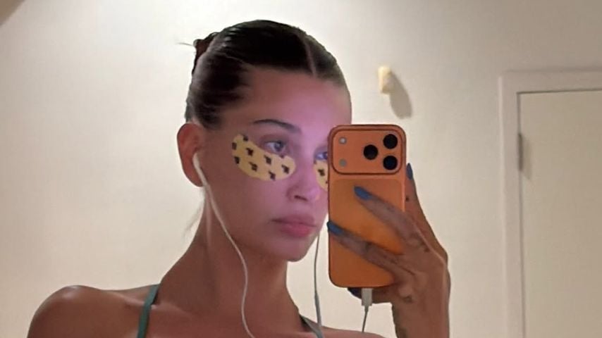 Hailey Bieber posiert in einem grünen Zweiteiler im Juli 2026
