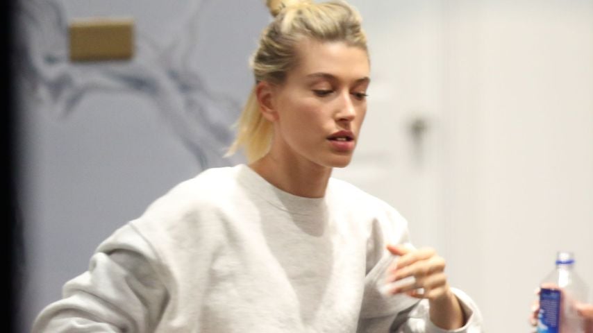 Hailey Bieber beim Frisuer