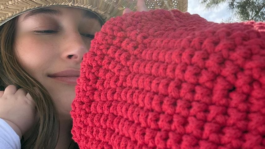 Süße Fotos: Hailey Bieber kuschelt mit Söhnchen Jack Blues