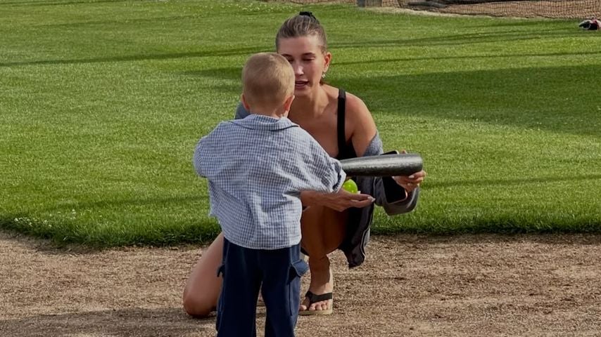 Ganz der Papa: Hailey Bieber zeigt Jack Blues beim Baseball