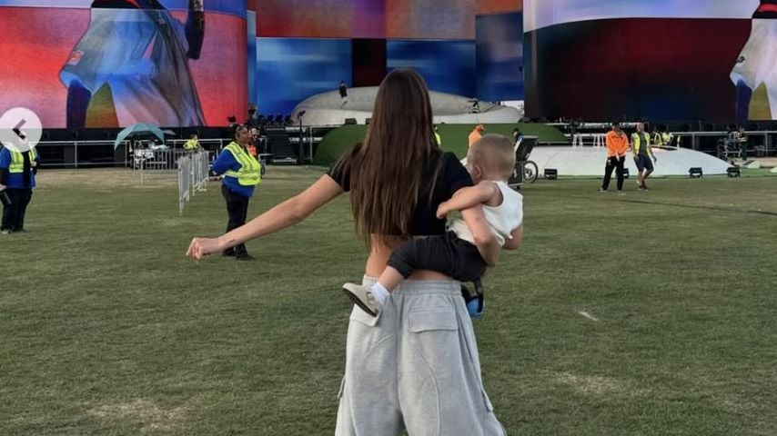Hailey Bieber und John Jack vor der Bühne 2026