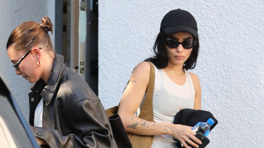 Hailey Bieber und Zoe Kravitz im November 2023