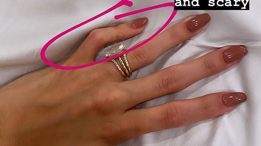 Hailey Biebers Hand