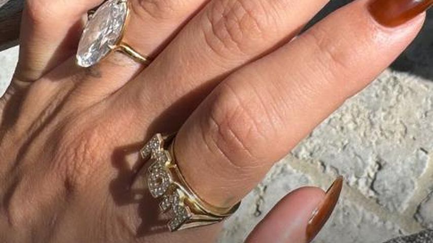 Hailey Bieber zeigt ihren "MOM"-Ring