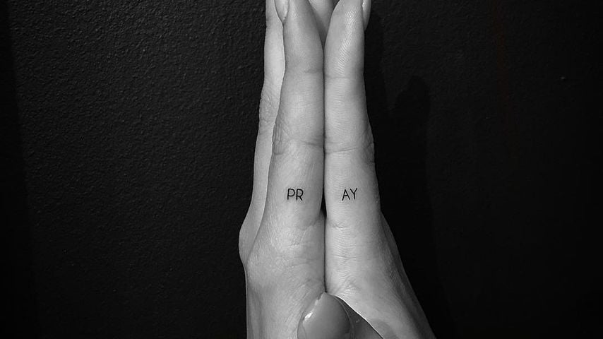 Hailey Biebers Hände mit dem tätowierten Wort "pray", Juni 2016