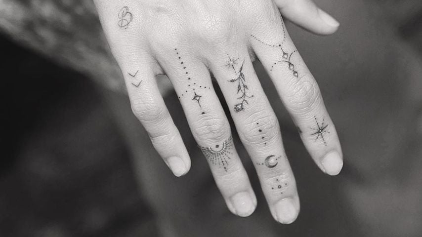 Hailey Biebers Hand mit mehrerern kleinen Tätowierungen, August 2019