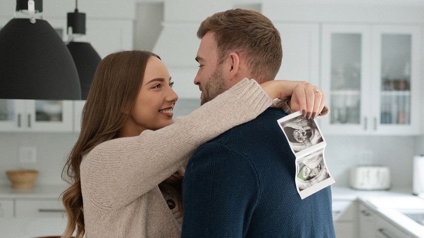 Hailie Jade Scott Mathers und ihr Ehemann Evan im Oktober 2024
