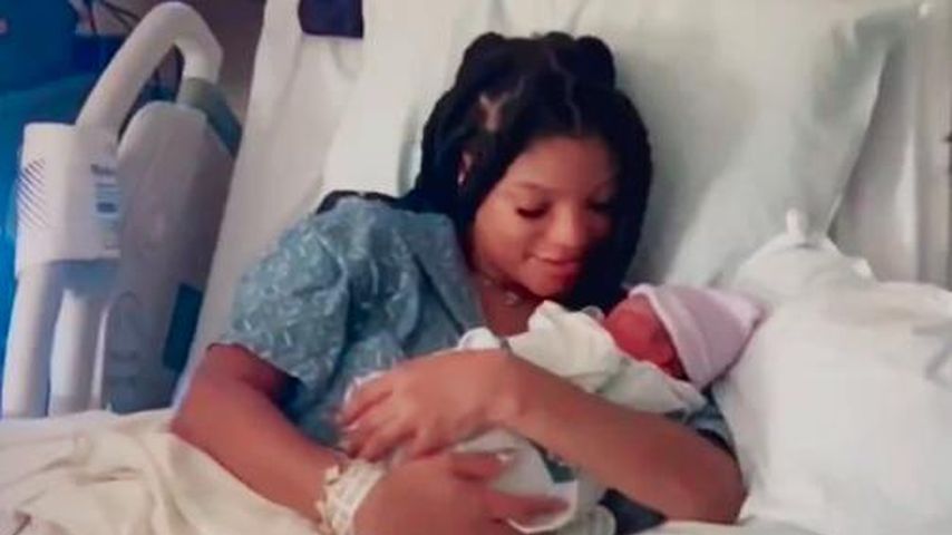Halle Bailey und ihr Sohn Halo im Krankenhausbett