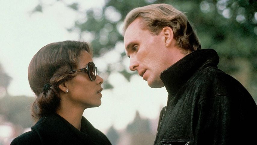 Halle Berry als Josie Potenza und Peter Greene als Cole Wilson in "The Rich Man's Wife", 1996