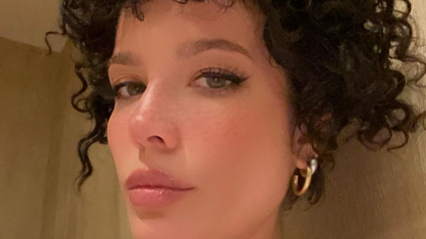 Nach Dreadlocks und glatt: Halsey trägt jetzt Lockenpracht