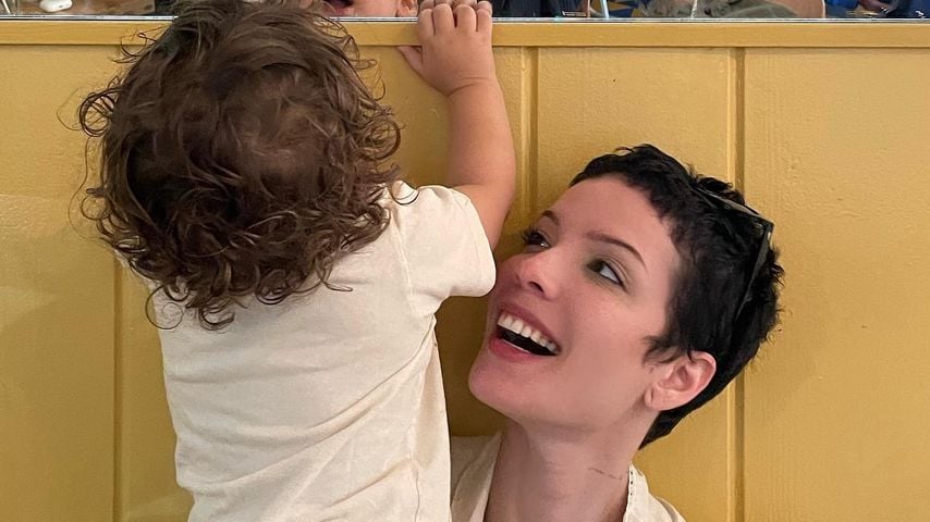 Halsey mit ihrem Sohn Ender, April 2023