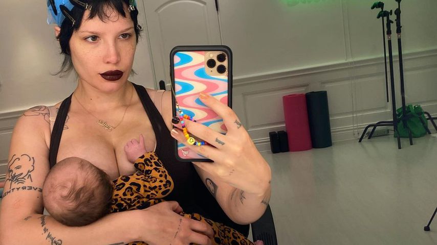 Halsey und ihr Sohn Ender im August 2021