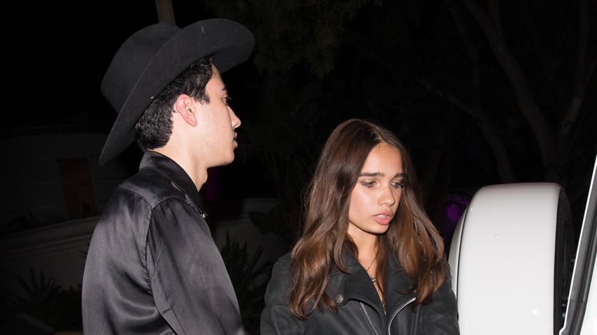 Hana Cross und ihr Freund Nasser beim Verlassen von Paris Hiltons Halloween-Party