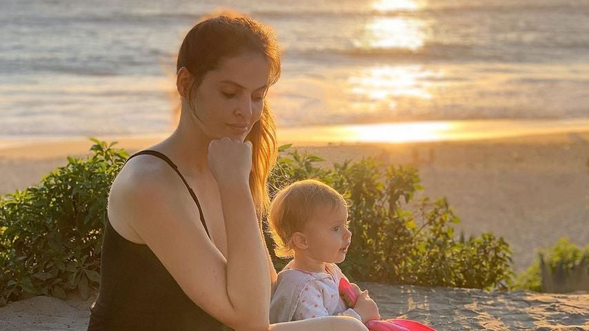 Hana Nitsche und ihre Tochter Aliyah in Laguna Beach, Kalifornien