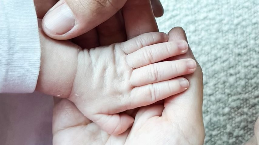 Hand der Tochter Piper Rae von Drew Scott und Linda Phan