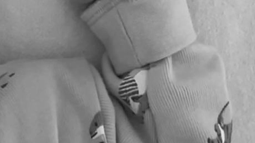 Hand von Bastian Schweinsteiger und Ana Ivanovićs Baby