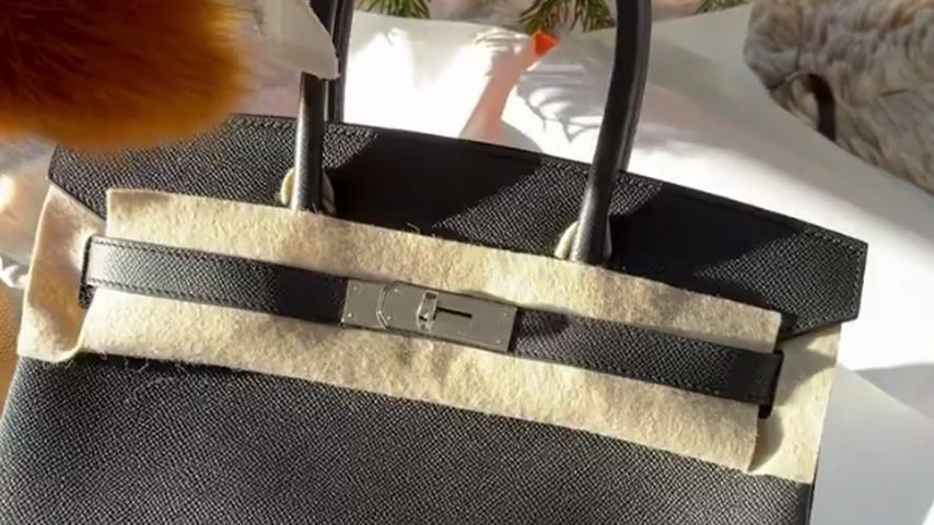 Hanna Schlönvoigt mit ihrer neuen Handtasche