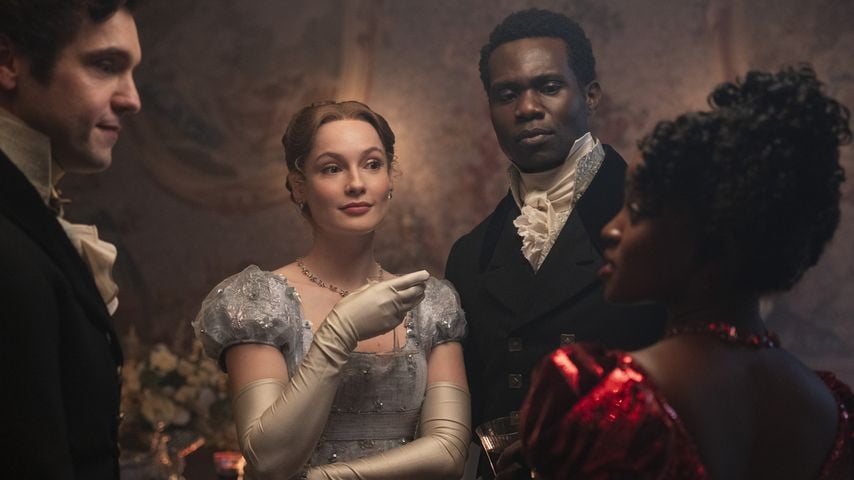 Hannah Dodd als Francesca Bridgerton, Victor Alli als John Stirling, Masali Baduza als Michaela in "Bridgerton" Staffel vier