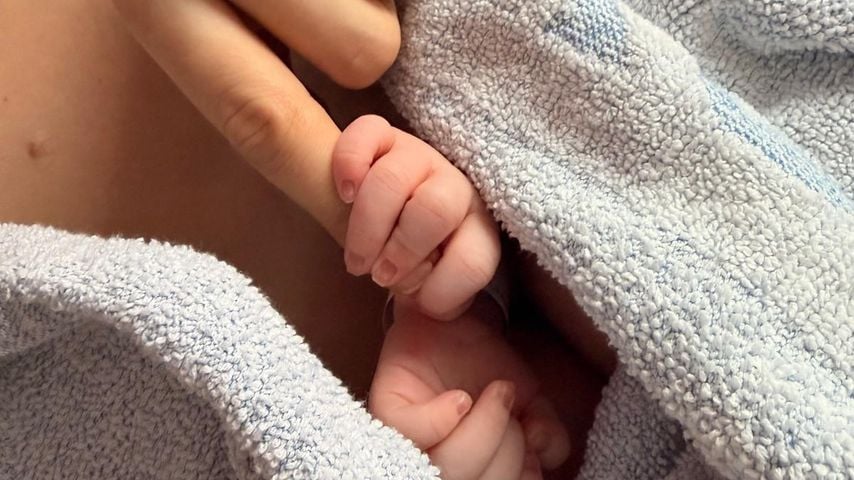 Hannah Kerschbaumer hält die Hand ihres Babys