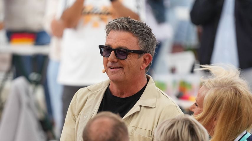 Hans Sigl klärt auf, was hinter seiner dunklen Brille steckt