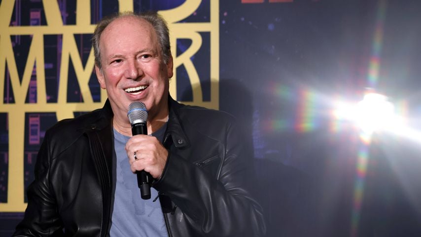 Hans Zimmer spricht mit Mikrofon bei einer Pressekonferenz zu "Hans Zimmer Live – The Next Level" in Köln, 14. Oktober 2025