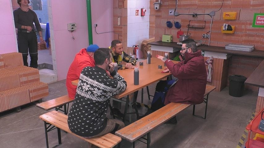 Harald Glööckler mit den anderen Bewohnern im "Promi Big Brother"-Haus, 2025