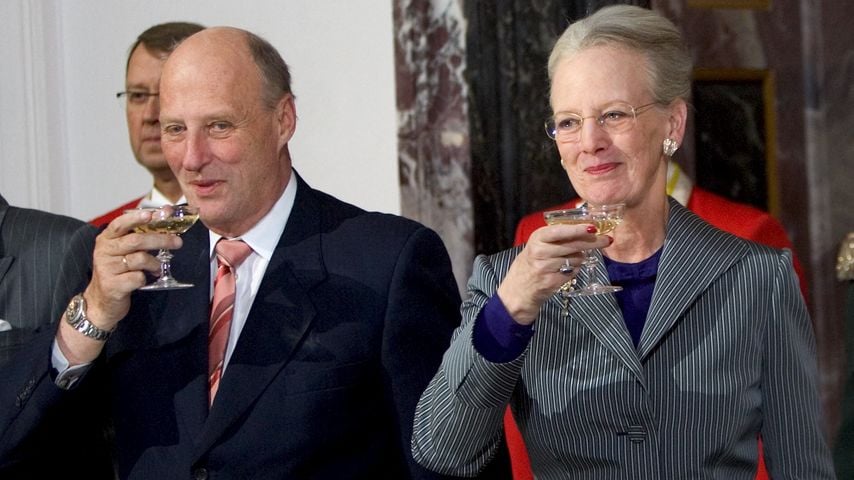 Harald V. von Norwegen und Margrethe II. von Dänemark stoßen beim Lunch im Schloss Fredensborg am 7. November 2005 an