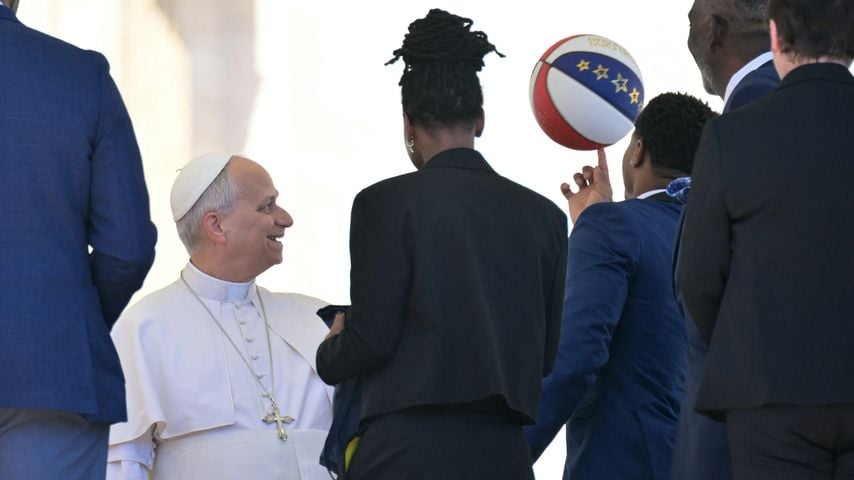 Harlem Globetrotters treffen Papst Leo XIV. nach der Generalaudienz auf dem Petersplatz im Vatikan