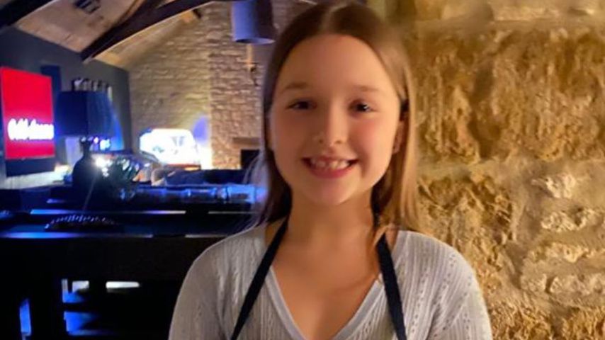 Goldig! Harper Beckham sorgt für Süßigkeiten im Heimkino