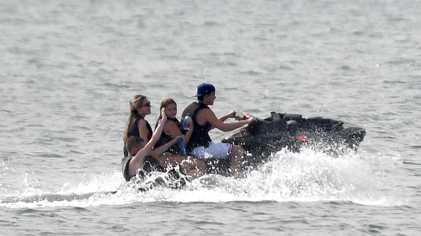 Harper Seven Beckham und ihre Freunde auf einem Jetski