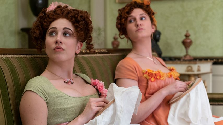 Harriet Cains als Phillipa Featherington & Bessie Carter als Prudence Featherington in "Bridgerton"