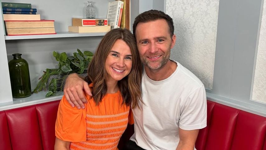 Harry Judd umarmt seine Frau Izzy für einen Schnappschuss