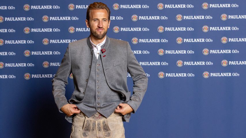 Waschechter Bayer: Harry Kane posiert in kurzer Lederhose