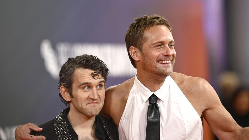 Harry Melling und Alexander Skarsgård bei der "Pillion" Headline Gala des 69. BFI London Film Festival in der Royal Festival Hall