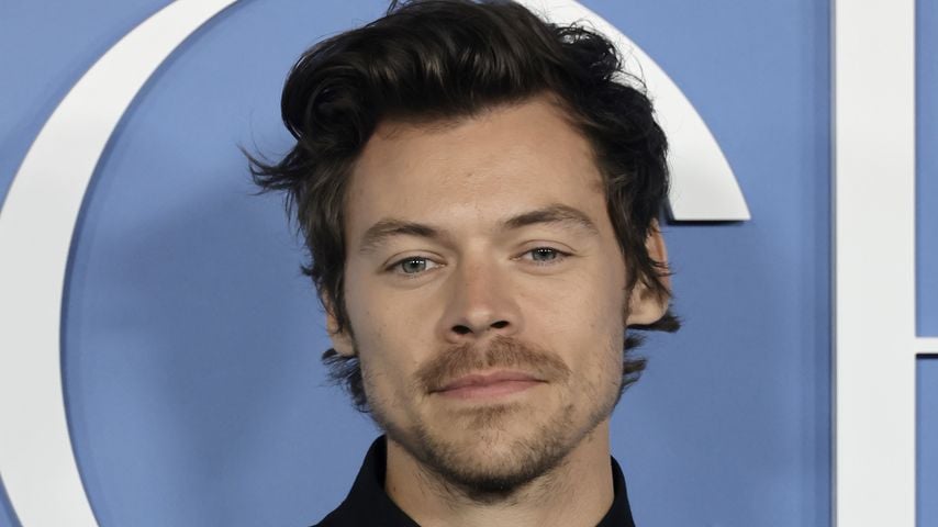 Eklig? Harry Styles trinkt auf Konzert aus seinem Schuh!