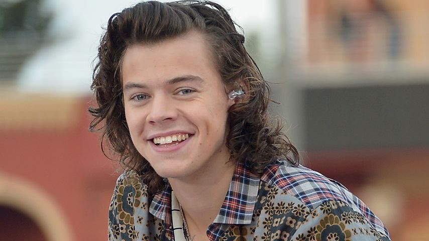 Harry Styles wird die Hose heruntergezogen!