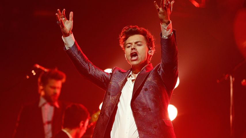 Das ging ins Auge! Harry Styles wurde schon wieder beworfen